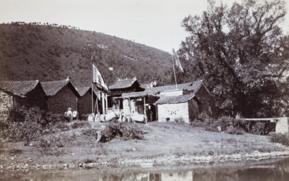 【jpg清晰版】中国官员的住宅带有国旗.jpg