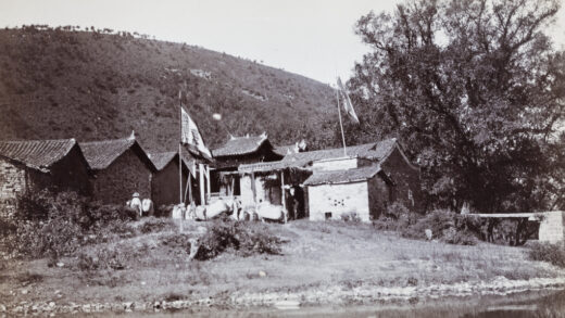 【jpg清晰版】中国官员的住宅带有国旗.jpg
