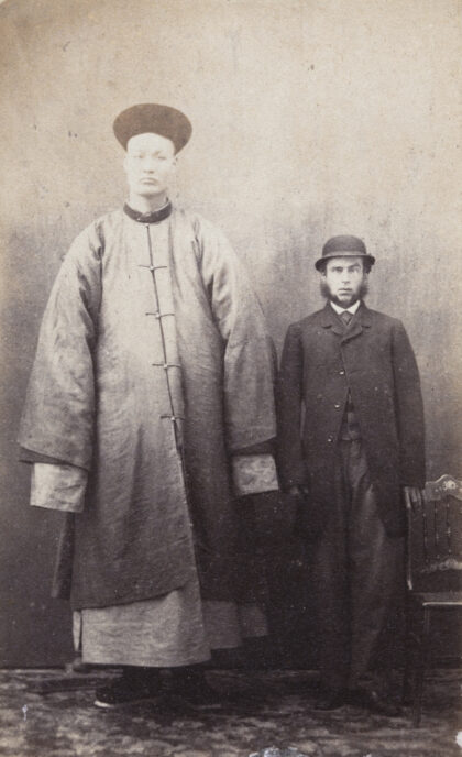 【jpg清晰版】中国巨人旁边站着另一个人以作比例参照.jpg