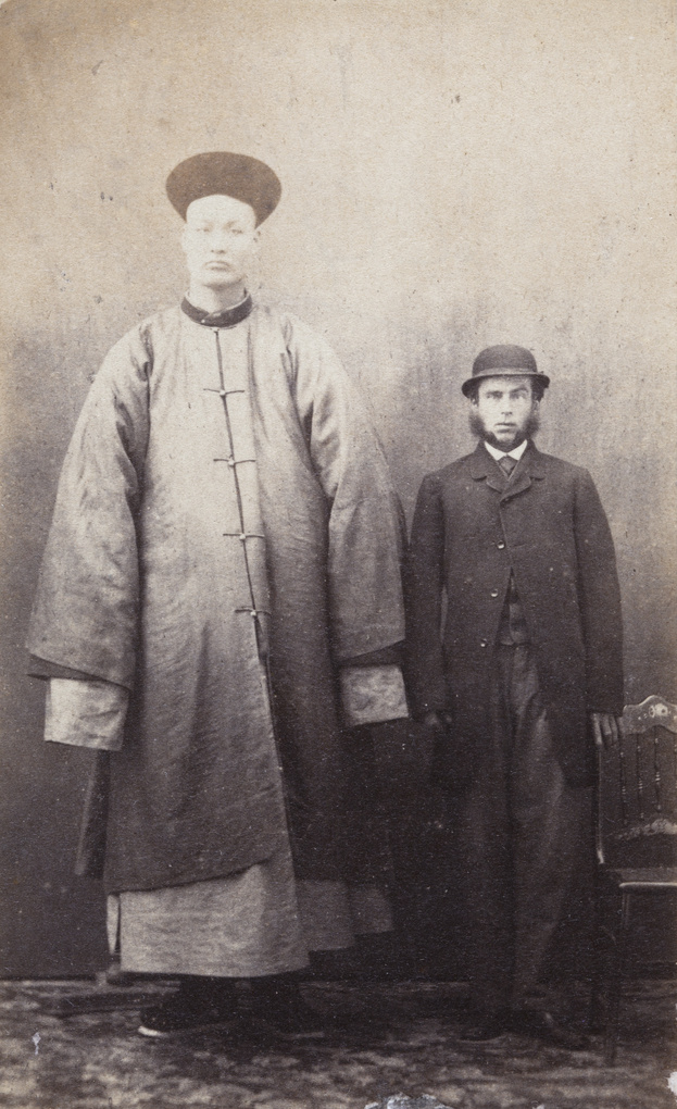 【JPG清晰版】中国巨人旁边站着另一个人以作比例参照