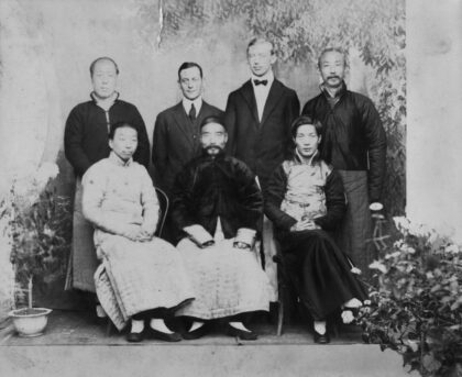 【jpg清晰版】中国男子与西方人的影楼肖像.jpg