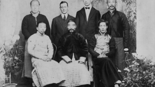 【jpg清晰版】中国男子与西方人的影楼肖像.jpg