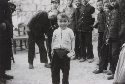 【jpg清晰版】中国男孩们对着镜头微笑林思.jpg