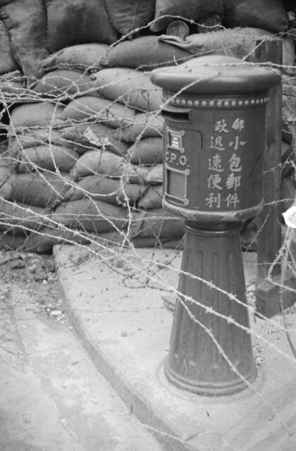 【jpg清晰版】中国邮政信箱带刺铁丝网和沙袋上海闸北.jpg
