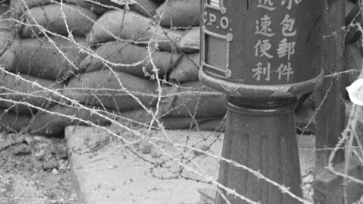 【jpg清晰版】中国邮政信箱带刺铁丝网和沙袋上海闸北.jpg