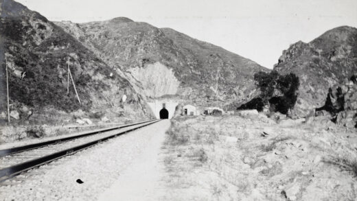 【jpg清晰版】中国长城附近的铁路隧道.jpg