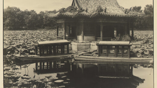 【jpg清晰版】中海湖水中云榭旁两艘船.jpg