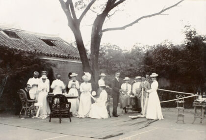 【jpg清晰版】为塔库伤员卷绷带威海卫1900年.jpg