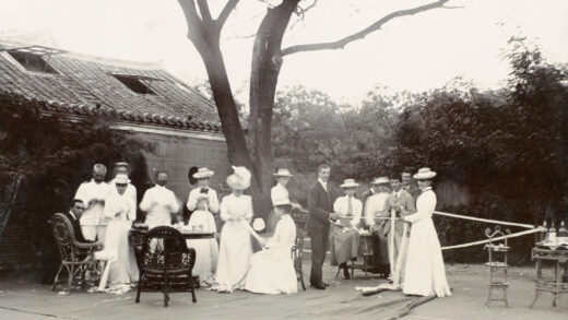 【jpg清晰版】为塔库伤员卷绷带威海卫1900年.jpg