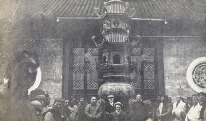【jpg清晰版】乔治·约翰逊与其他人在一座未具名的寺庙香炉旁.jpg