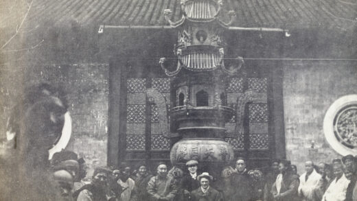 【jpg清晰版】乔治·约翰逊与其他人在一座未具名的寺庙香炉旁.jpg