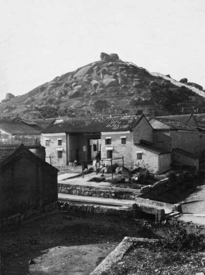 【jpg清晰版】九龙白鹤山旁的救济院与城墙.jpg