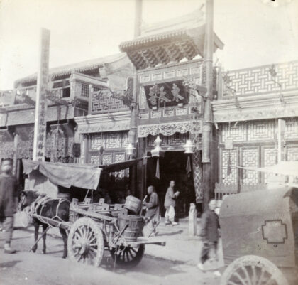 【jpg清晰版】从午门延伸的街道上的商店北京.jpg