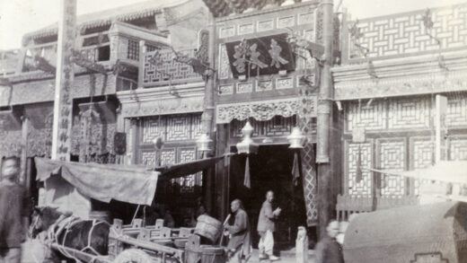 【jpg清晰版】从午门延伸的街道上的商店北京.jpg