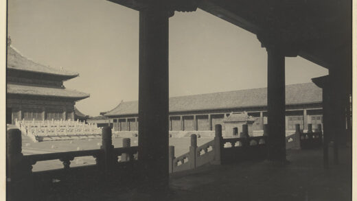 【jpg清晰版】从宰门看到的太庙前殿南立面、东翼琉璃瓦祭炉及主院.jpg