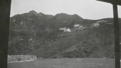 【jpg清晰版】从松林炮台俯瞰香港的旭龢道和卢吉道.jpg