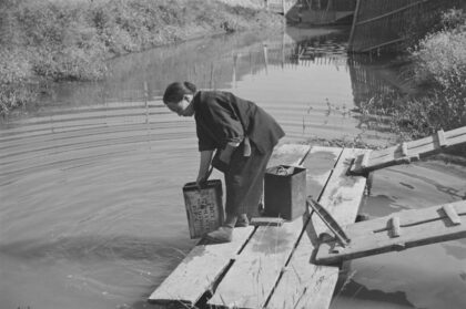 【jpg清晰版】从溪流中取水上海.jpg