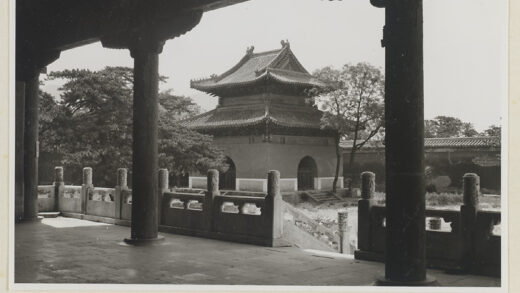 【jpg清晰版】从灵恩门看长陵第一庭院碑亭.jpg