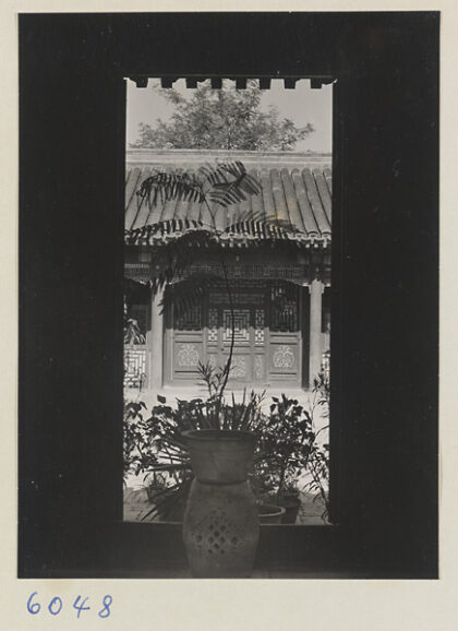 【jpg清晰版】从燕京e.k.史密斯住宅区建筑内部看庭院.jpg