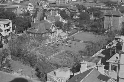 【jpg清晰版】从西园公寓俯瞰上海长宁路上的花园与住宅.jpg