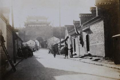 【jpg清晰版】仪凤门和南京市一条城市街道.jpg