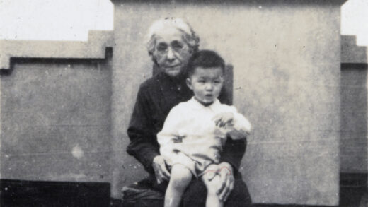 【jpg清晰版】伊丽莎白·哈钦森抱着孙子罗伊在上海沃伦路6号63公寓的屋顶露台上.jpg
