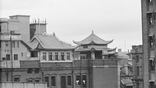 【jpg清晰版】传统与现代风格交融的屋顶上海.jpg