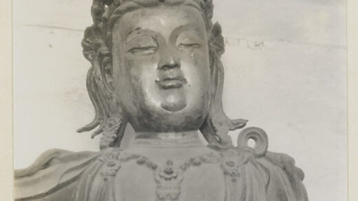 【jpg清晰版】传说中的檀香木佛像细节展示头部和肩膀.jpg