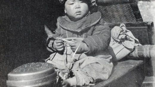 【jpg清晰版】住在船上的孩子戴着钩针编织的帽子在上海市的河船上.jpg