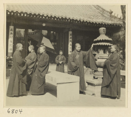 【jpg清晰版】佛教尼姑在庭院中展示香炉.jpg