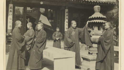 【jpg清晰版】佛教尼姑在庭院中展示香炉.jpg