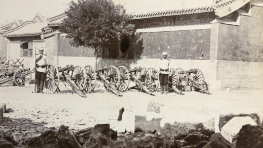 【jpg清晰版】俄国士兵看守缴获的中国枪支天津.jpg