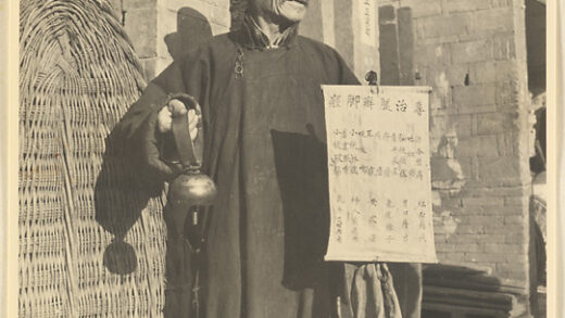 【jpg清晰版】保定拿着铃铛和招牌提供腿脚疾病治疗的男子.jpg