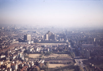 【jpg清晰版】俯瞰上海西部的霞飞路（淮海路）aerialview1945年.jpg