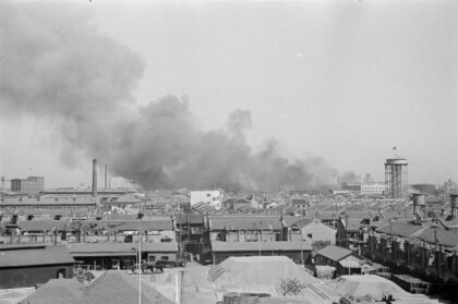 【jpg清晰版】俯瞰堆场烟尘弥漫.jpg
