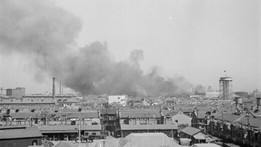 【jpg清晰版】俯瞰堆场烟尘弥漫.jpg