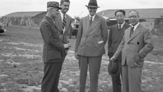 【jpg清晰版】傅秉常、胡世泽与其他政治军事官员在莫斯科机场.jpg