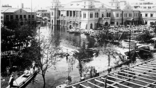 【jpg清晰版】公共建筑外的人群和船只天津洪水1939年.jpg