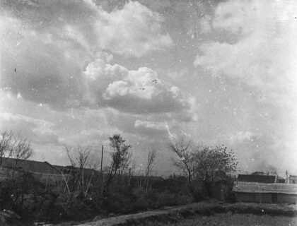 【jpg清晰版】六架军用飞机在上海附近的天空中编队飞行1937年8月.jpg