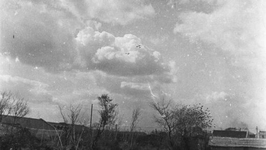 【jpg清晰版】六架军用飞机在上海附近的天空中编队飞行1937年8月.jpg