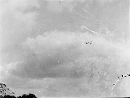 【jpg清晰版】六架军用飞机编队飞行在上海上空1937年8月.jpg