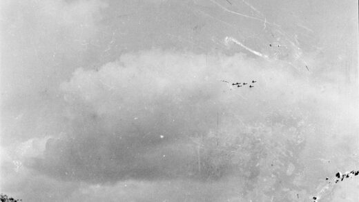 【jpg清晰版】六架军用飞机编队飞行在上海上空1937年8月.jpg