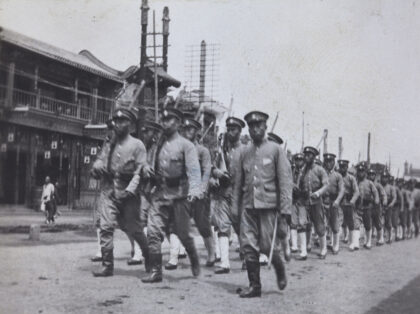 【jpg清晰版】共和党士兵在街上行进.jpg