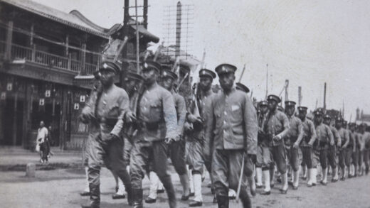 【jpg清晰版】共和党士兵在街上行进.jpg