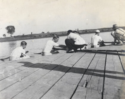 【jpg清晰版】准备划船的桨手上海约1910年.jpg