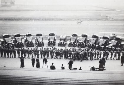 【jpg清晰版】准备拍摄上海义勇队装甲车连上海1932年.jpg