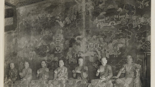 【jpg清晰版】前门寺庙或关帝庙内部显示七尊罗汉雕像和壁画.jpg