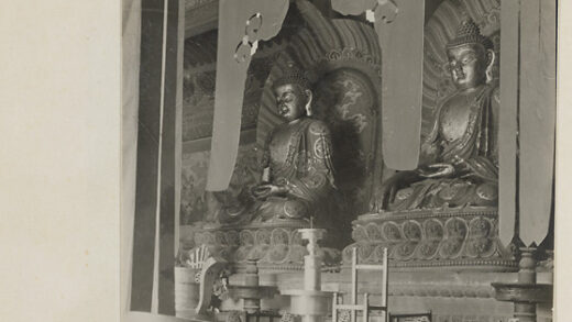 【jpg清晰版】前门寺庙或关帝庙内部显示祭坛、佛像、仪式物品和乐器.jpg