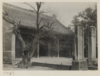 【jpg清晰版】前门寺庙或关帝庙建筑立面和庭院带有石碑.jpg