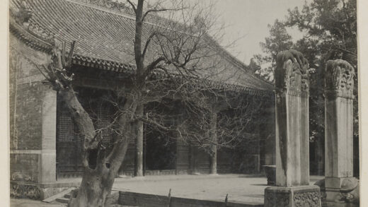【jpg清晰版】前门寺庙或关帝庙建筑立面和庭院带有石碑.jpg